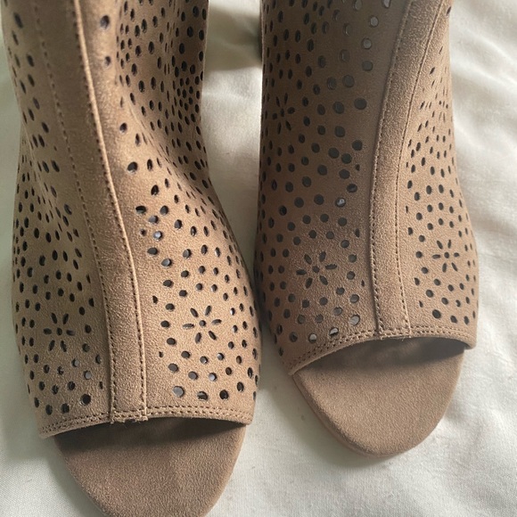 NWT Dressbarn kat cutout wedges pump (8) - Picture 2 of 13